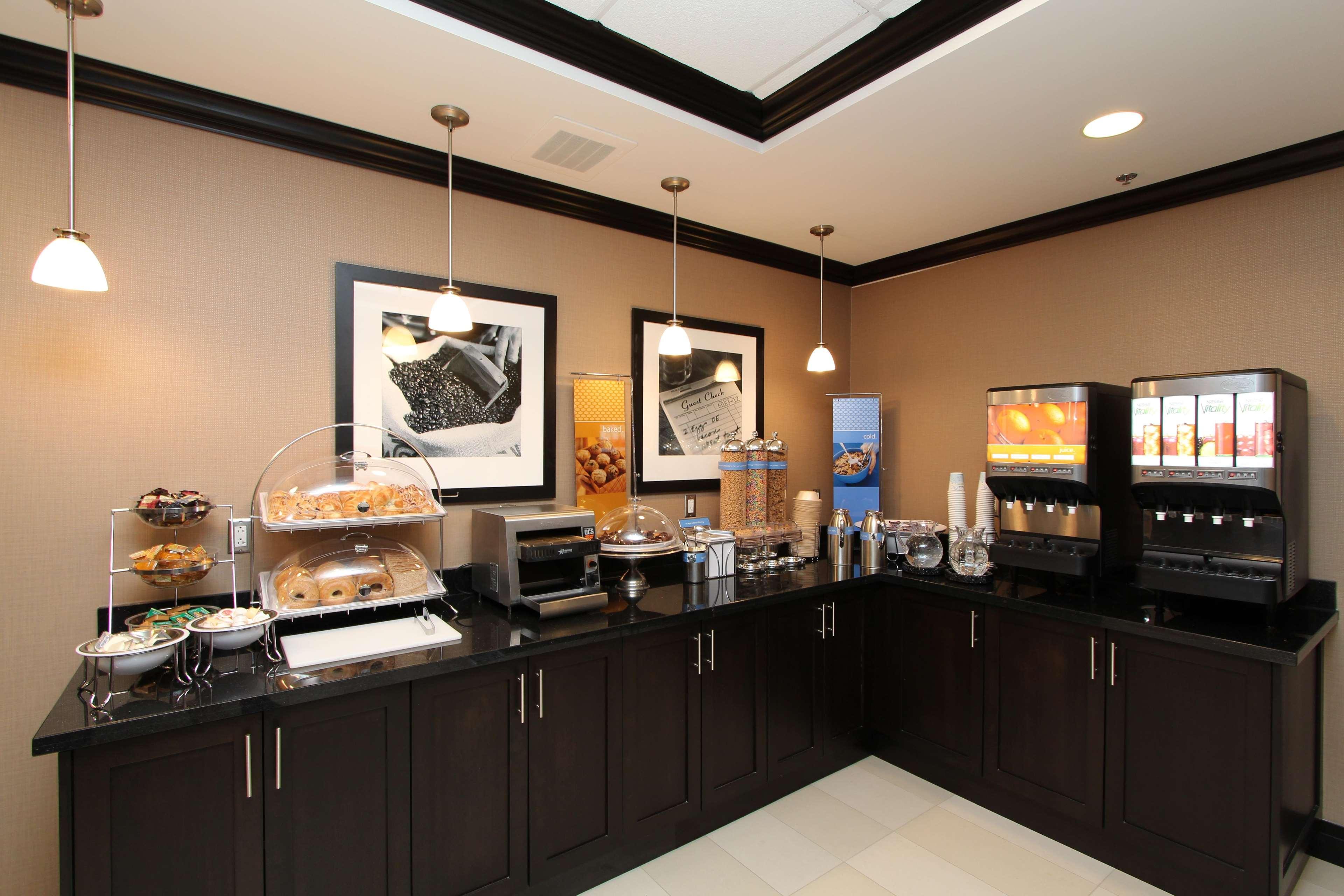 Hampton Inn & Suites By Hilton St. John'S Airport Esterno foto